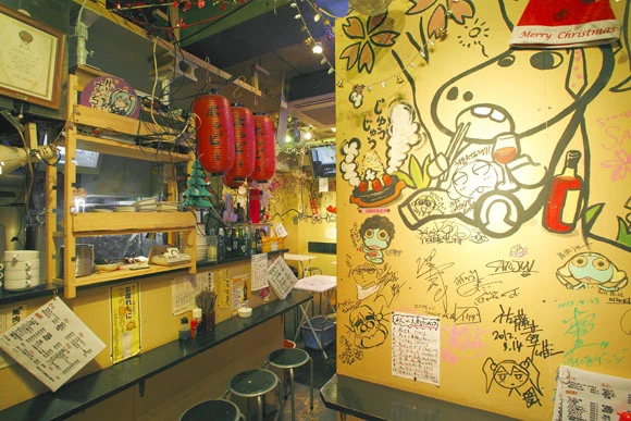 平均単価は約3000円。店内にはアニメ映画の監督や声優のサインも