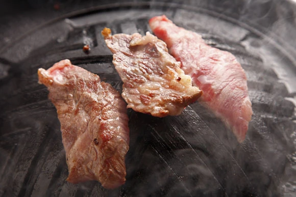 馬焼き肉の代表格といえるハラミに加え、脂が甘~いカルビ(写真)も必食!3、4秒焼いたらもう食べ頃だ