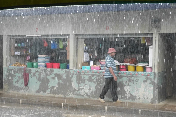 窓の外は容赦のないスコールが...