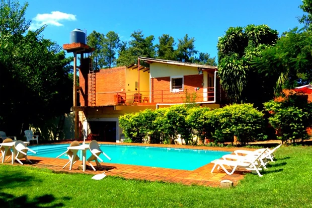 ヒゲモジャオーナーの宿は朝食がついて1500円弱。プールと熱いお湯が出るシャワーは最高! 連泊したかった!