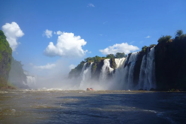 滝つぼの中へ! なんとか無事にみんな生還