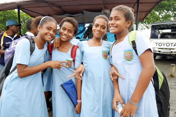 喋りにはシャイだけど、写真にはポジティブな学生たち