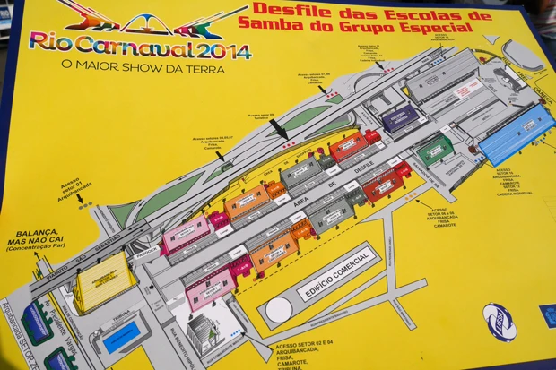 巨大なメイン会場の座席表。中央のパレード空間は700mも!