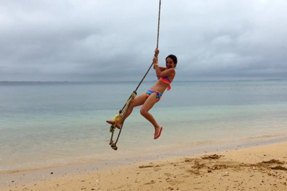 パンガイモツ島でターザンになりました。ヤシの木にぶらさがってるけど、頭にココナッツが落ちてこないか心配!