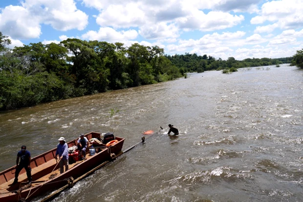 大きい川でゆっくりに見えるけど、実際ゴムボートなどで流されるスピードは早い!