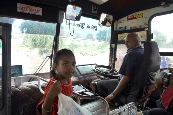 路線バス。ドアも空きっぱでガタゴト揺れる感じは、遊園地の乗り物みたい