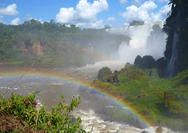 大きく鮮やかな虹、そしてうっすらダブルレインボー! 二重の幸せ、滝とのコラボで究極の景色!