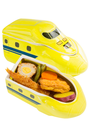 食材も“イエロー”にこだわった「923形ドクターイエロー弁当」は山陽新幹線・新神戸駅にて