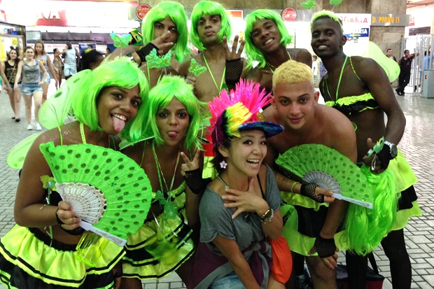 モヒカンウィッグで準備バッチリ! ハロウィンのように仮装した若者たちと