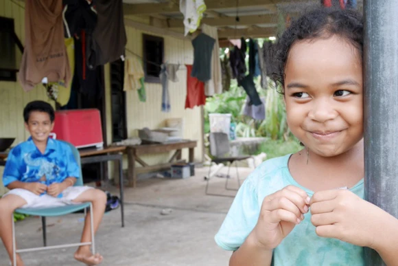 宿の隣に住む兄弟。鶏やブタも住んでいる