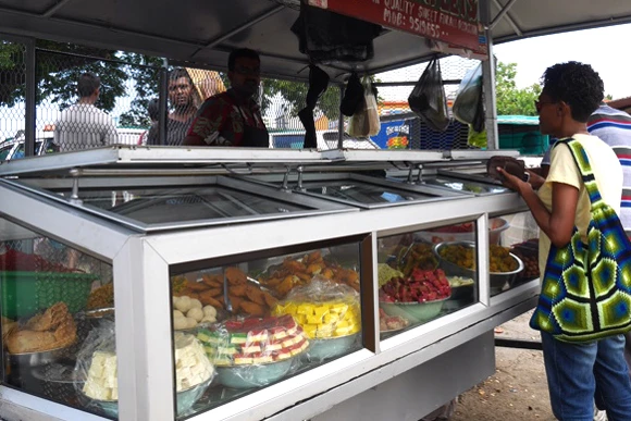 行列の出来るスイーツ屋台