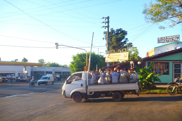 イグアスの町にて。旅先ではこの乗り方よく見るけど、日本でもやりたいなー(笑)