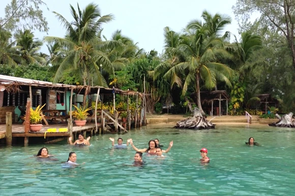 ビーチで遊ぶトンガ姫様グループ