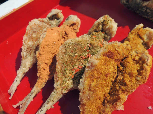 地元・小田原で獲れる身のしまった鯵を使用。塩、醤油、ペペロンチーノ、カレーの４種を提供。サクサクした食感を残すために、味付けは全てパウダーに。骨も柔らかくしてあり、頭から尻尾までそのまま食べられる