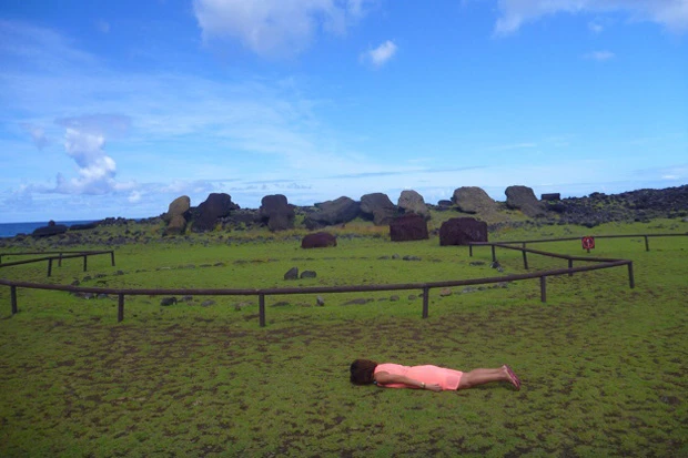 散らばったプカウと倒れたモアイの気持ちになってみる