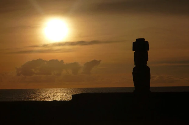 サンセットも似合うモアイのシルエット