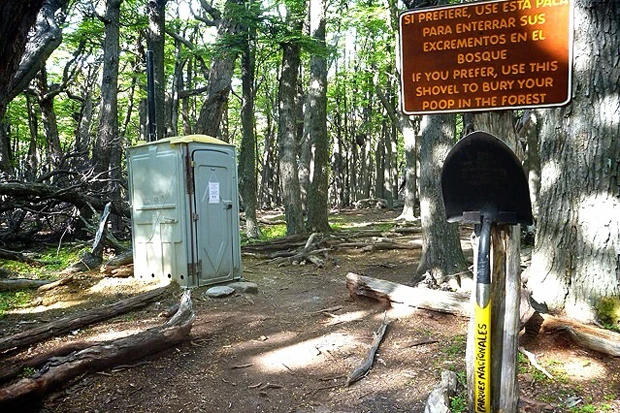 山のキャンプ場のトイレ前にシャベルが。「もし良かったらこちらのシャベルであなたのウ○チを森に埋めて下さい」だって 笑