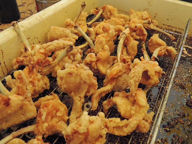 ■「でら旨!鳥吉☆GUY」
最大の特徴は、手羽先の肉を骨から剥いてひっくり返した、“チューリップ”と呼ばれる形。平成になり家庭の食卓にも上らなくなった、チューリップを復権させるべく、この形にしたそう。旨みの多い骨周りの肉と、上にかける名古屋風の甘い特製ダレがあいまってヤミツキになる味わいだ。秋にオープン予定で現在はここでしか食べられない