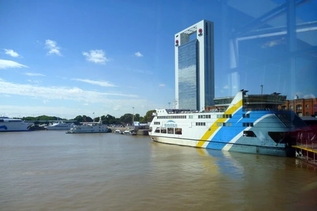 大型フェリーに乗って対岸ウルグアイのコロニア・デル・サクラメントGO!