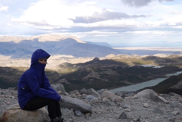 フィッツロイ反対側の景色。到達の達成感のなか、強風にしばし固まる私