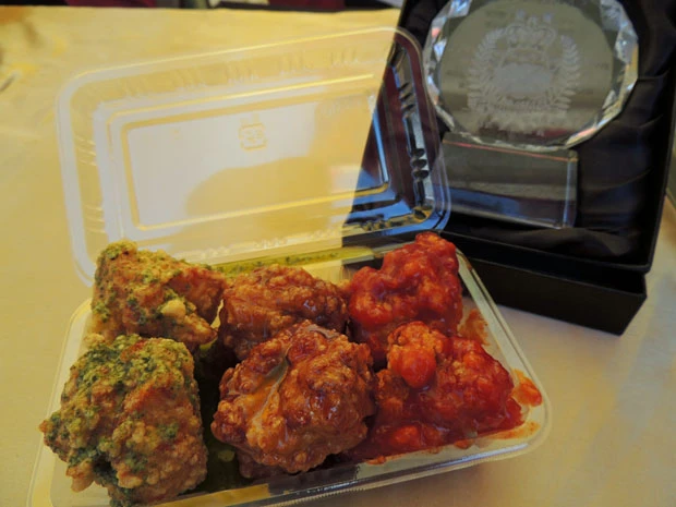 ■からあげ夜王(東京都新宿区)新宿・歌舞伎町のカリスマホストがプロデュースした店。今年2月にオープン。天然塩や国産ブランド鶏肉「桜姫」を使用するなど、素材にもこだわる。ソースも個性的で「バジルチーズのクリーム和え」「甘酢」「甘辛」(左から)の3種を提供