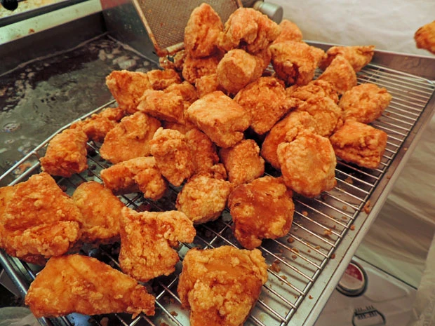 ■元祖中津からあげもり山(大分県中津市)
聖地・中津市のなかでも一、二を争う名店。グランプリ開催以来、「塩ダレ部門」最高金賞を連続受賞。自家栽培のニンニクを使った秘伝の塩ダレは、ニンニクの臭みが残らず飽きの来ない味わいに。国産の生肉は、プリッとした弾力で食べ応え十分