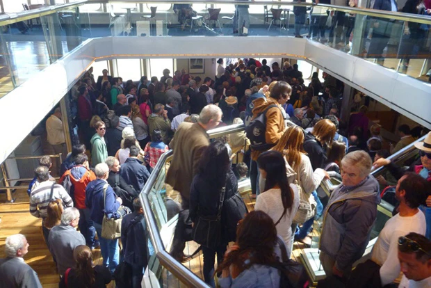 このうち何人の人がUSドルをおろすのか。そりゃあATMも空っぽになるだろうなー