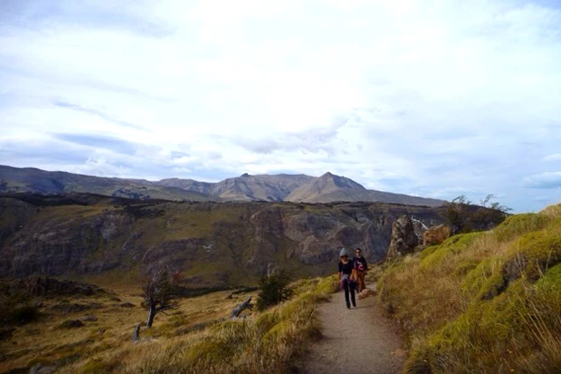 「景色キレイ~。でも登山苦手~」とボヤきながらも、前へ進む