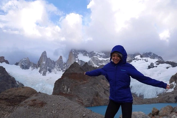 目の前のフィッツロイは迫力満点! トレス湖の青色も素敵! 強風に飛ばされそう!