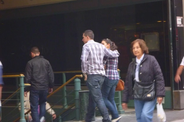 交渉成立。建物内のお店に連れて行かれるようだ