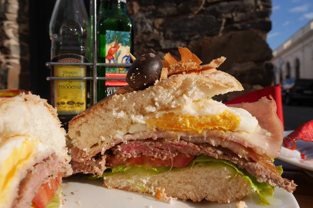 チビートスの断面図。ステーキ肉がはみ出してます。ボリューミー!