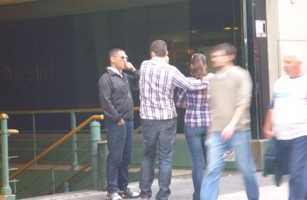 街中でカンビオの交渉をしているカップル