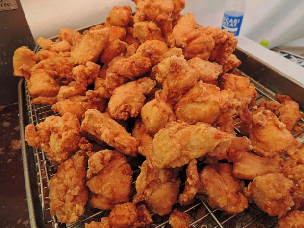 今回のグランプリを含め、「中日本しょうゆダレ部門」で３年連続最高金賞を受賞。ニンニクを少な目にしたタレは１０種類以上のスパイスを使用し、しつこくない適度なジューシーさ！　４日間漬け込んでいるというだけあって、中までしっかり味が染み渡っている