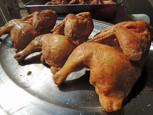 ■「若鶏時代 なると」(北海道小樽市)400g前後ある巨大な肉の塊は、その名の通り、鶏の半身をそのまま揚げたもの。今では小樽市の“ソウルフード”として多くの市民に愛されているという。200度の高温で揚げるため、皮はパリパリ。数種類の塩をブレンドした特性塩ダレは、ジューシーな鶏肉の脂との相性も抜群