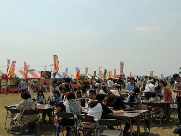 全国から集まった35店の唐揚げに、どれを食べようか悩む参加者も多かった