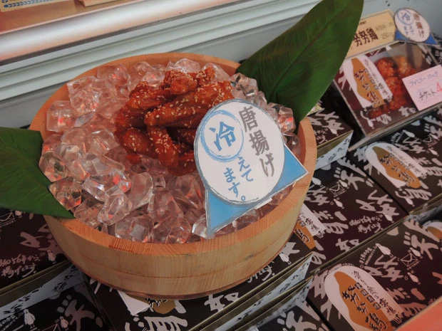 ■「努努鳥(ゆめゆめどり)」(福岡県福岡市)氷で冷やしているディスプレイで、冷たさをアピール。冷凍状態の唐揚げを常温で5~10分ほど解凍することで、パリパリ感を出しているそう。衣だけでなく、肉もパリッとした食感。さらに冷たい状態でもわずかにスパイシーな辛さが口に広がる、不思議な感覚