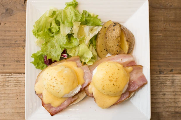 自家製マフィンにオーガニック卵をのせたベーシックなメニュー。濃厚な黄身とマフィンが最高にマッチ!