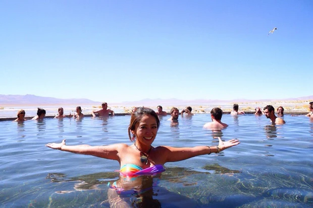 多国籍の人々が同じお湯につかる光景は標高や景色関係なくおもしろい