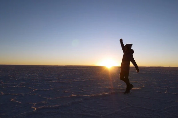 真っ白な世界に浮かぶ日の出