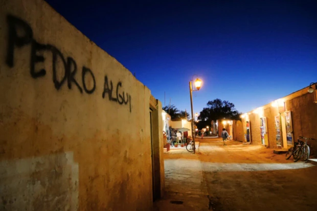 星空も名物のアタカマ。夜空と砂色の建物のコントラストが映える街