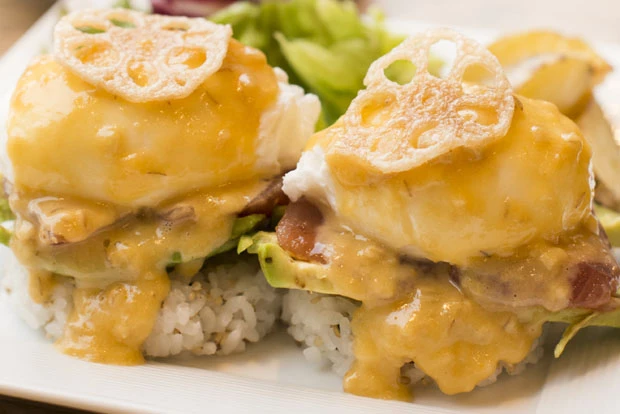 日本初! ライスを使ったエッグベネディクト。大葉とごまを混ぜたご飯の上にアボカド、漬けマグロ、ポーチドエッグ、レンコンチップに麦味噌ソースをかけた和洋折衷の卵料理。こだわりのオーガニック卵は並んででも食べる価値アリ!
