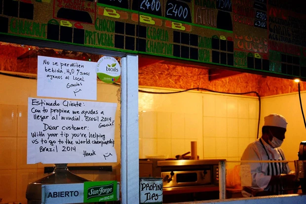 エンパナーダ屋の「W杯に行きたいのでチップ下さい」の貼紙には笑った
