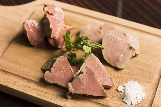 新鮮な鶏(左)、豚(右)、牛(手前)のレバーをタレに漬け込み、独自の調理法で仕上げる。店主の吉村良裕さんが「生チョコを食べている感覚」と語るように生臭さもなく、舌の上でスーッと溶けていく感動の一品