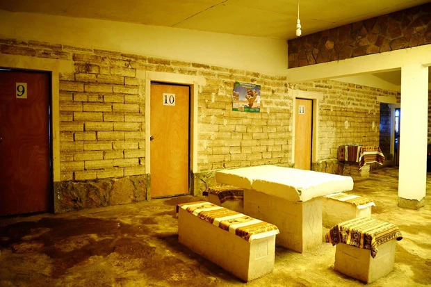 塩のホテル。番号ふってあって一見監獄みたくなってるけど 笑