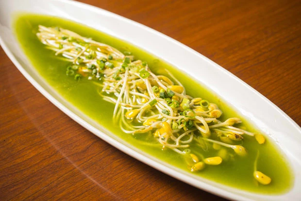 青森県・津軽の伝統野菜「大鰐温泉もやし」を使った一品。一般のもやしよりも長く、硬めの食感と根菜のような独特の風味が味わえる。とろとろした翡翠色の「ニラあん」との相性もバッチリ!