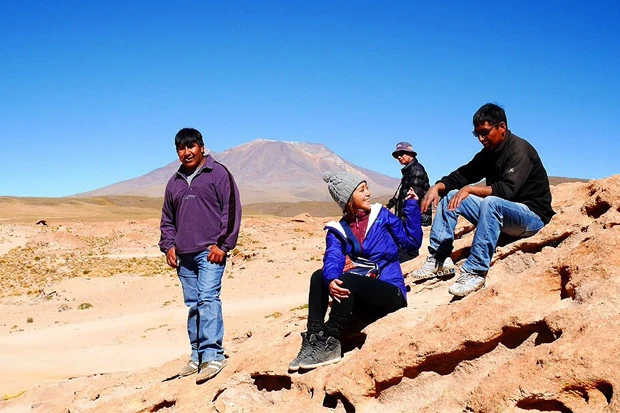 ボリビア人と和む。左端が優秀ドライバーのセバ