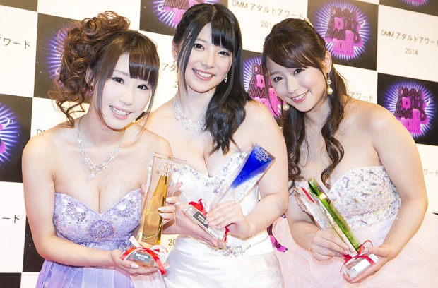 画像左から。最優秀女優賞ゴールド・あやみ旬果ちゃん。最優秀最優秀女優賞プラチナ・上原亜衣ちゃん。最優秀新人賞・白石茉莉奈ちゃん