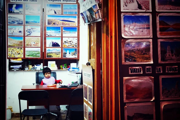 お店をのぞくと小さな店主が。かわいさにつられツアー確約?