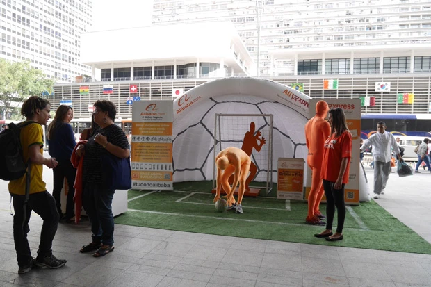 W杯を意識してなんとなくやってるイベント。数分後、暑くてマスク脱いでタバコ吸ってた