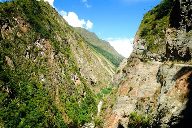 よく見ると右端に細い道が